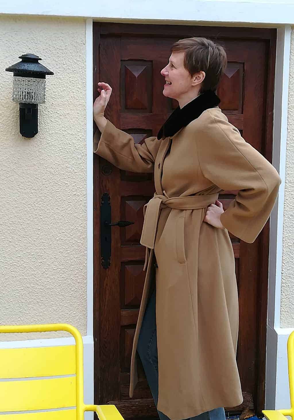 femme de profil en manteau beige
