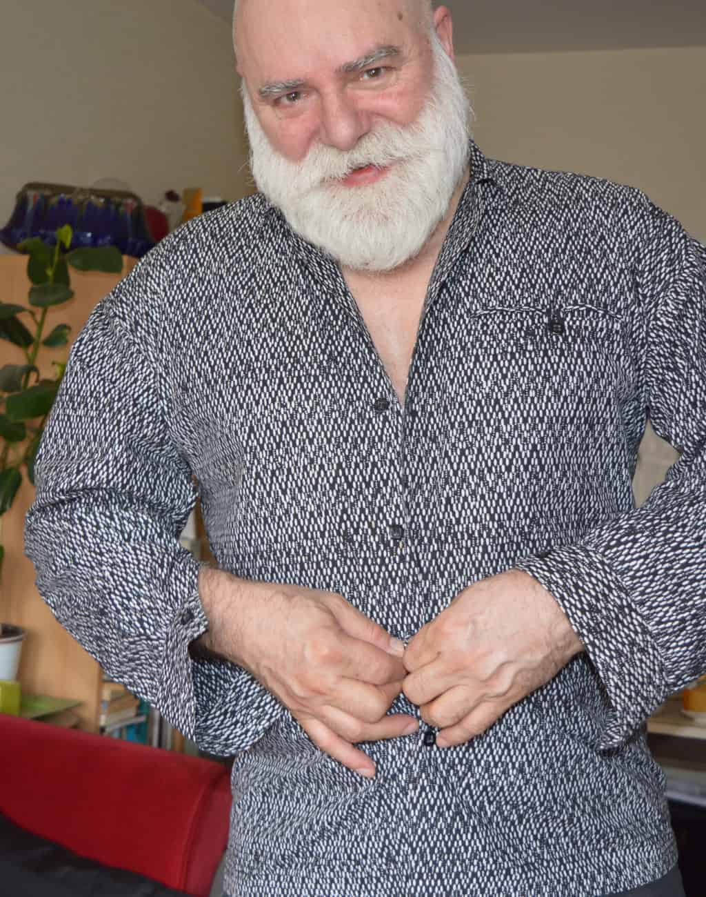 homme barbu avec chemise noir et blanc