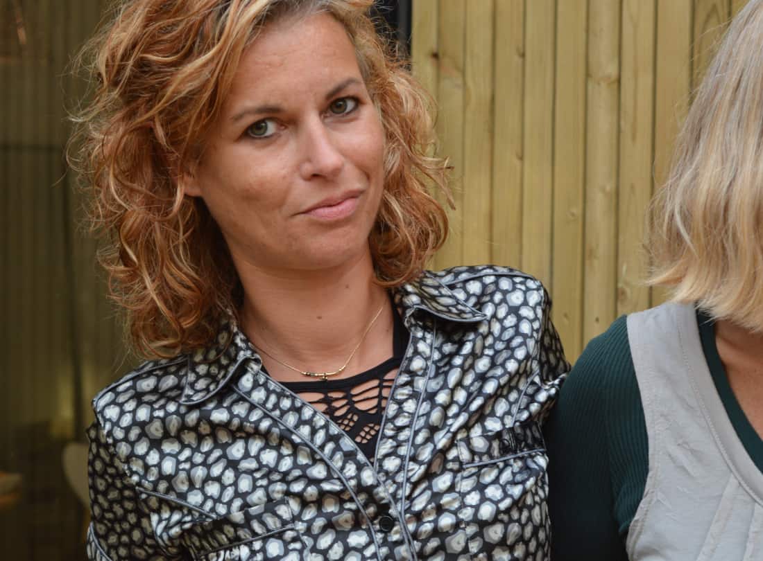 portrait jeune femme avec chemisier gris