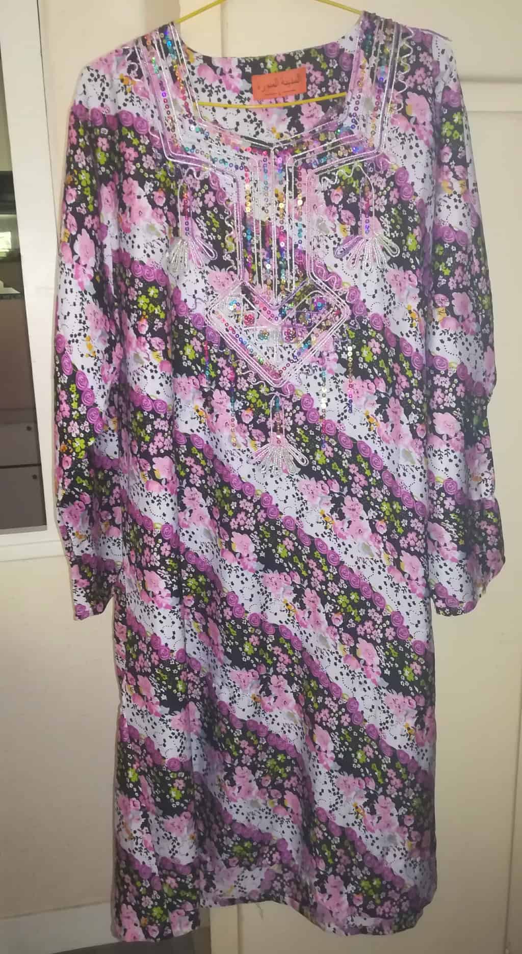 tunique brodée presentée sur cintre