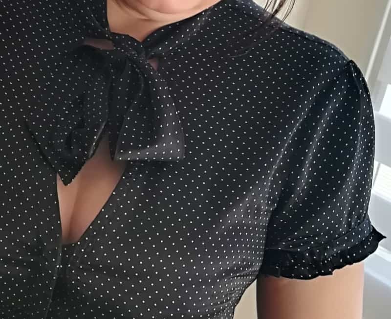 corsage col detail col lavallière à pois blancs