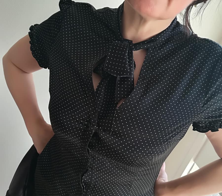 corsage pois devant detail corsage noir pois blancs
