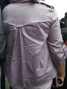 manteau mauve de dos