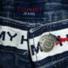 Gros plan sur étiquette Tommy jeans