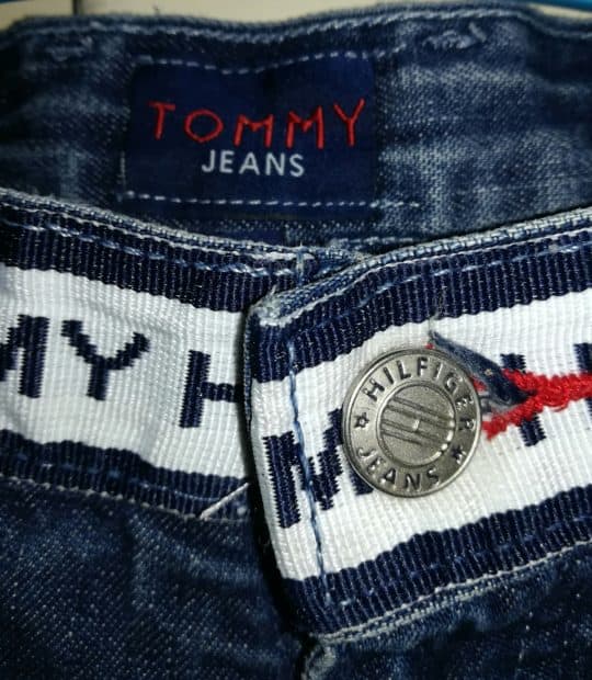 Gros plan sur étiquette Tommy jeans