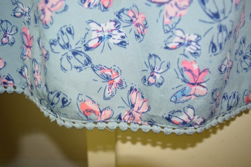 Ourlet gansé d'un galon à pompons bleu ciel