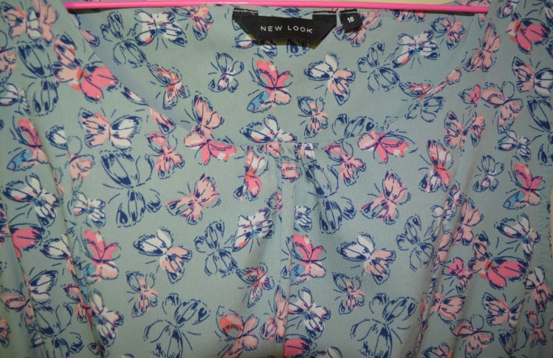 Étiquette devant de la robe imprimé papillons