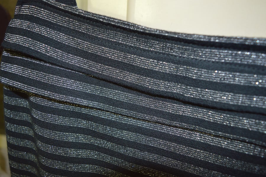 détail matiere top rayures argent