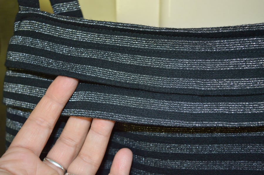 Détail devant top à rayures argents