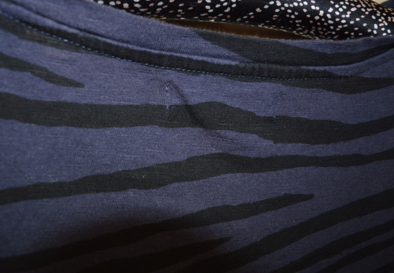 dos tee shirt zebré violet