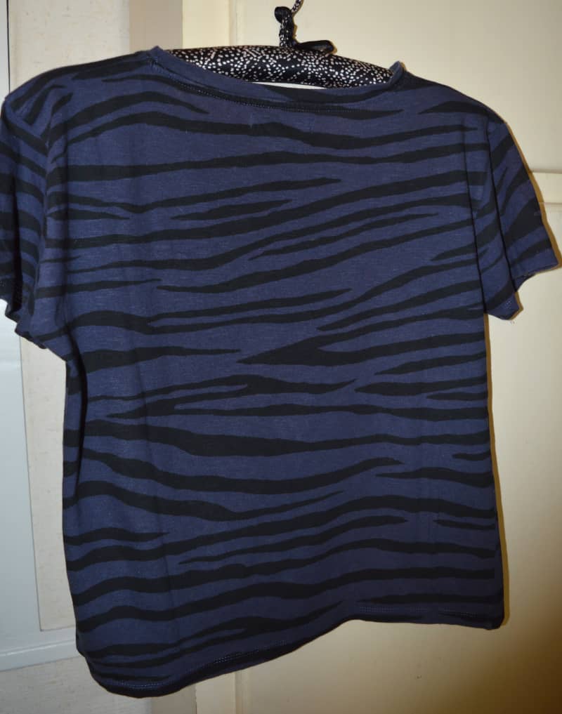 dos de tee shirt zebré violet noir