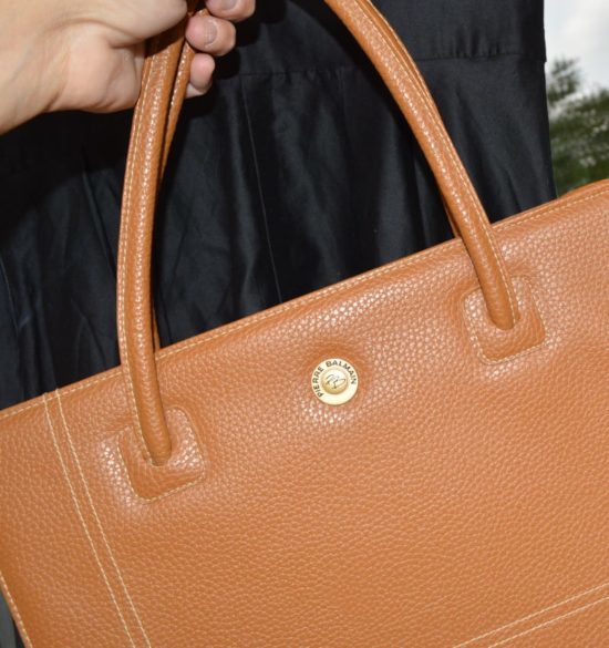 sac Balmain caramel vu dans le look 37