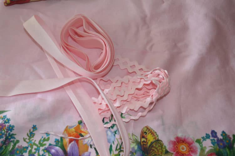 bout de tissu rose avec fleurs et mercerie