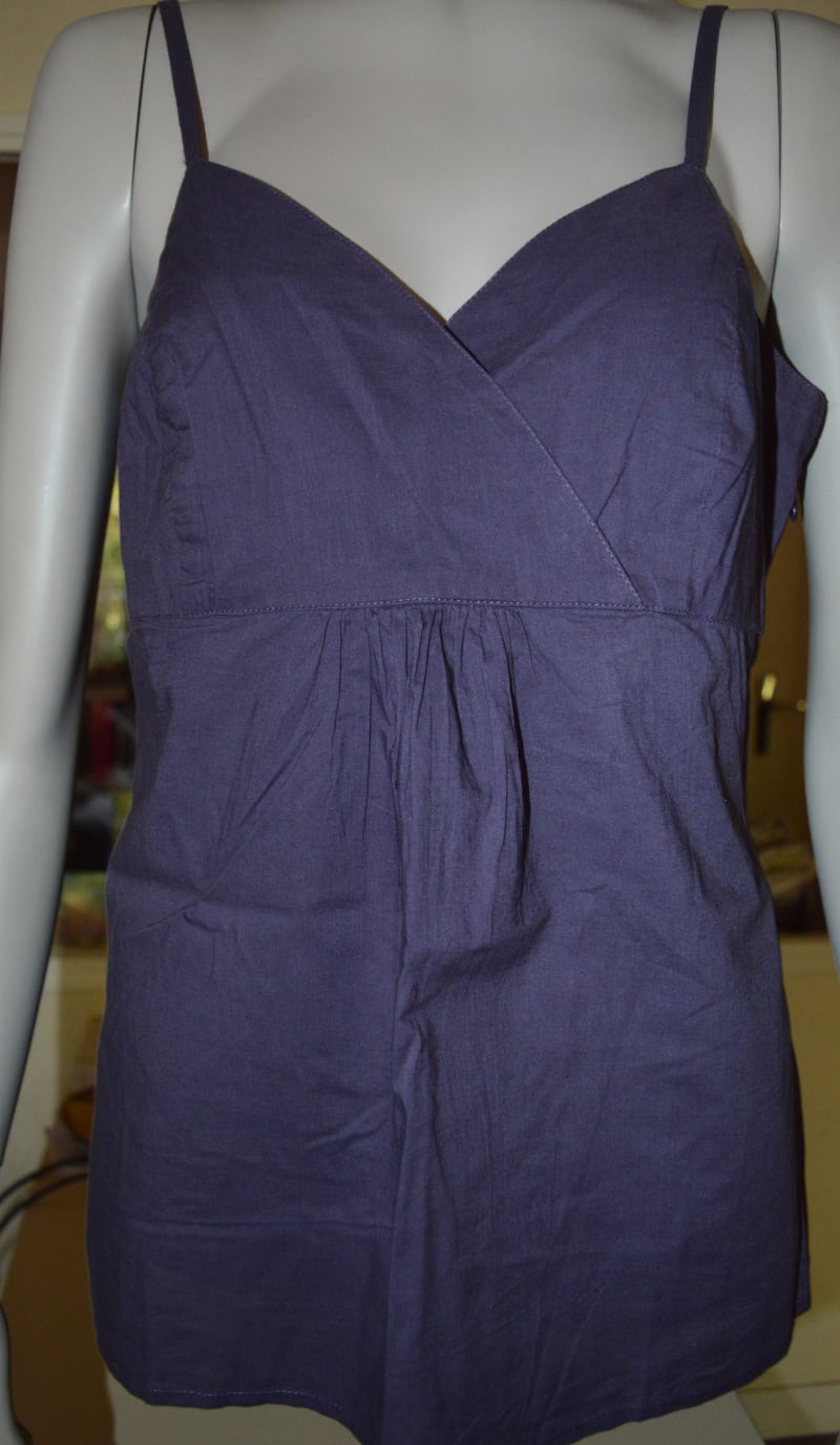 top violet à bretelles sur mannequin de presentation