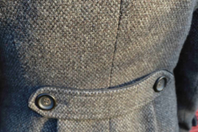 Détail dos manteau gris femme