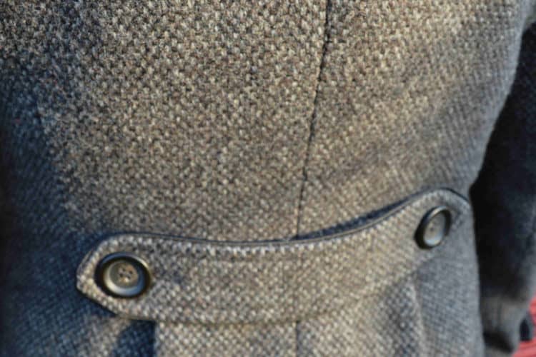 Détail dos manteau gris femme