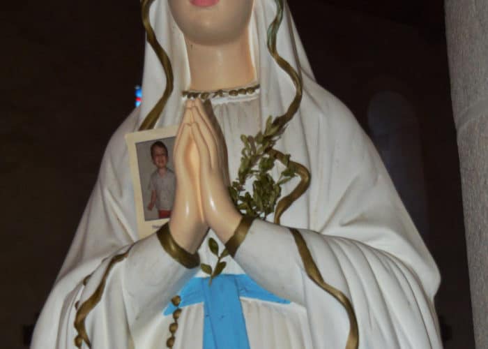statue de la vierge marie en prière